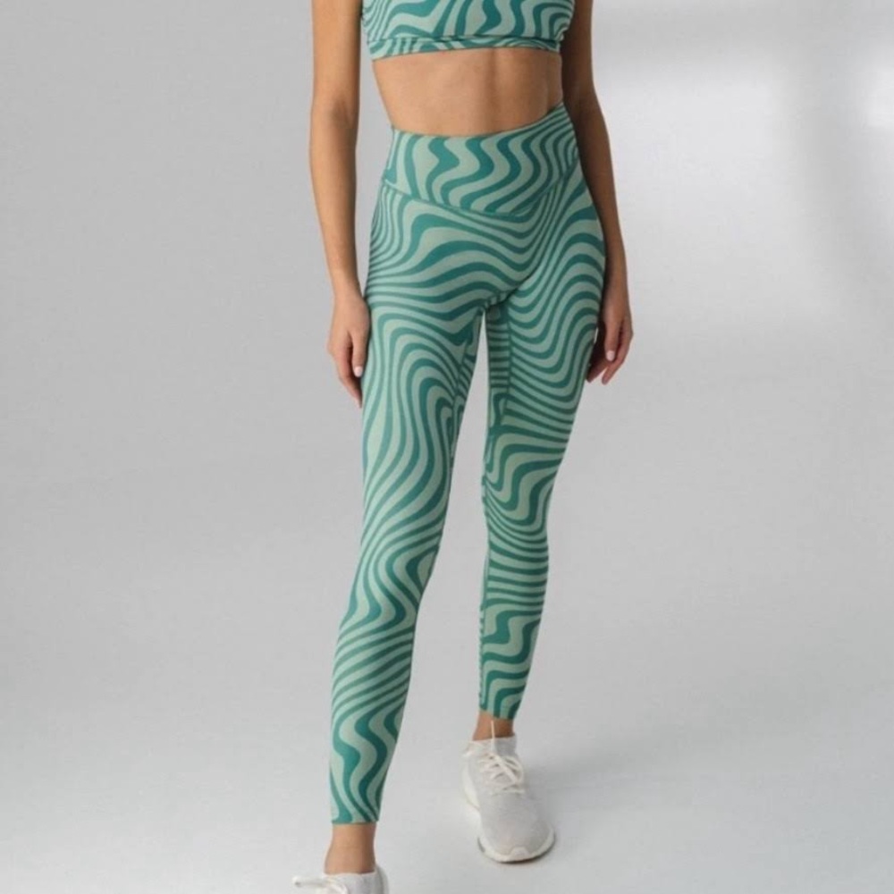 Seamless leggings, cute v cut on back. Balance athletics leggings. Shop vitality